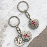 Porte-cles ouvrant de saint Jacques forme coquille Ø 3 cm avec 2 resines saint Jacques et saint Christophe.