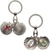 Porte-cles ouvrant de saint Jacques forme coquille Ø 3 cm avec 2 resines saint Jacques et saint Christophe.