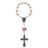 Dizainier sur chaine grains Ø 5 mm et rose, croix metal avec Christ. Disponible en differentes couleurs..