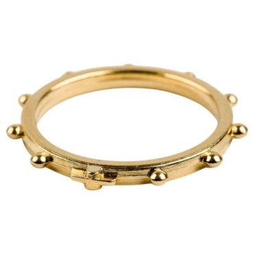 Dizainier bague métal couleur dorée avec petite croix relief.
