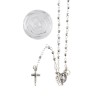 Chapelet grains argentés Ø 3 mm, boite forme rose, chaine avec fermoir, longueur au cœur 24 cm croix avec Christ.