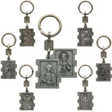 Portes clés en zamac de forme rectangulaire, hauteur 3.5 cm. Existe en différents Saints.