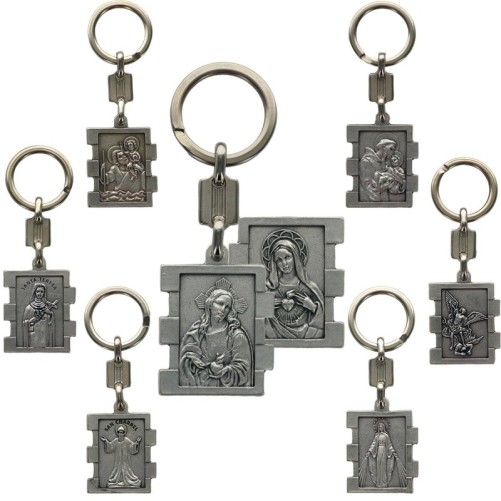 Portes clés en zamac de forme rectangulaire, hauteur 3.5 cm. Existe en différents Saints.