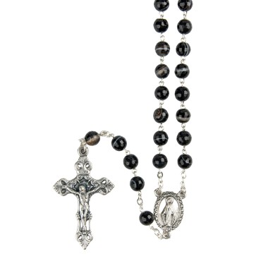 Chapelet grains agate noire, Ø 7 mm, chaine couleur argentée, longueur au cœur 27 cm, croix avec Christ. Livré en boite..