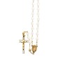 Chapelet grains nacre, Ø 8 mm, chaine couleur dorée , longueur au cœur 32 cm, croix nacre avec Christ. Livre en boite..