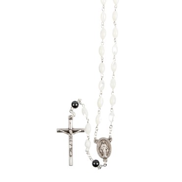 Chapelet grains nacre avec pater hématite, Ø 8 mm, chaine, longueur au cœur 34 cm, croix avec Christ. Livre en boite..