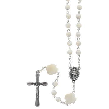 Chapelet en nacre, grains Ø 6 mm et pater en forme de croix sur chaine, avec cœur et croix avec Christ. Livré en boite..