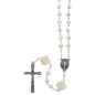 Chapelet en nacre, grains Ø 6 mm et pater en forme de croix sur chaine, avec cœur et croix avec Christ. Livré en boite..