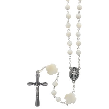 Chapelet en nacre, grains Ø 6 mm et pater en forme de croix sur chaine, avec cœur et croix avec Christ. Livré en boite..