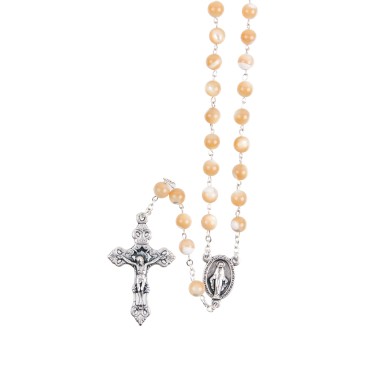 Chapelet grains nacre beige, Ø 7 mm, chaine couleur argentée, longueur au cœur 26 cm, croix avec Christ. Livré en boite..