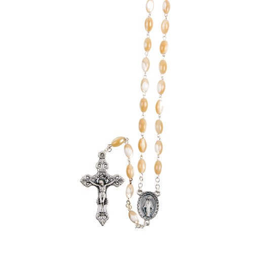 Chapelet grains ovales nacre beige, Ø 8 mm, chaine couleur argentée, longueur au cœur 32 cm, croix avec Christ. Livré en boite..