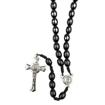 Chapelet de saint Benoit sur corde grains en bois noir Ø 10 mm, longueur au cœur 32 cm, croix métal de saint Benoit..