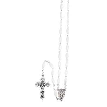 Chapelet grains ovales nacre, Ø 6 mm, chaine couleur argentée, longueur au cœur 30 cm, croix avec Christ. Livré en boite..