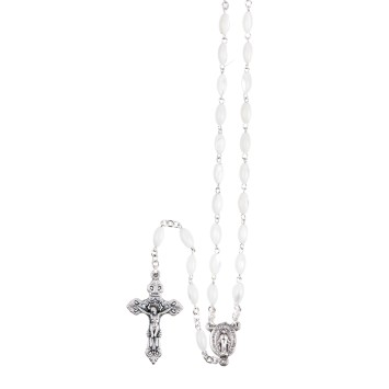 Chapelet grains ovales nacre, Ø 6 mm, chaine couleur argentée, longueur au cœur 30 cm, croix avec Christ. Livré en boite..