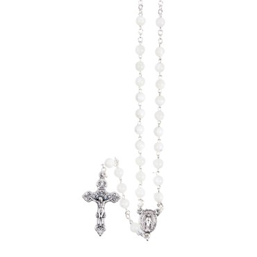Chapelet grains ronds nacre, Ø 5 mm, chaine couleur argentée, longueur au cœur 24 cm, croix avec Christ. Livré en boite..