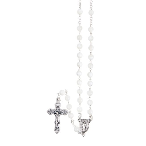Chapelet grains ronds nacre, Ø 5 mm, chaine couleur argentée, longueur au cœur 24 cm, croix avec Christ. Livré en boite..