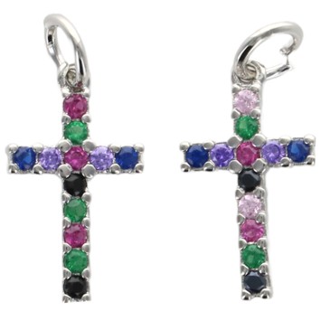 Croix de cou en métal couleur argentée avec pierres oz multicolore sertie H. 1,5 cm..