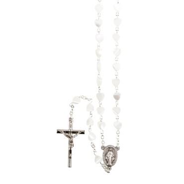 Chapelet grains forme coeur nacre, Ø 7 mm, chaine couleur argentée, longueur au cœur 32 cm, croix avec Christ. Livrée en boite..