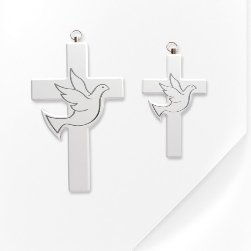 Croix à suspendre en bois avec colombe argentée. H. 14.5 cm