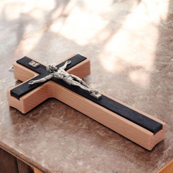 Crucifix en bois 2 tons, de couleur marron et noir, Christ en métal. Hauteur 15 cm..
