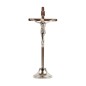 Crucifix forme carrée métal couleur argentée sur socle avec Christ - H. 10 cm..