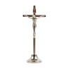 Crucifix forme carrée métal couleur argentée sur socle avec Christ - H. 10 cm..