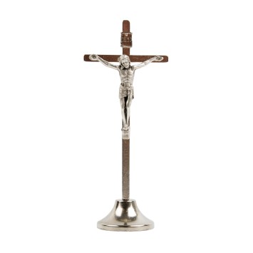 Crucifix forme carrée métal couleur argentée sur socle avec Christ - H. 10 cm..
