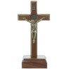 Croix de saint Benoît en bois, sur socle, avec Christ en doré antique. Disponible en plusieurs tailles.