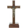 Croix de saint Benoît en bois, sur socle, avec Christ en doré antique. Disponible en plusieurs tailles.