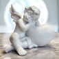 Ange blanc en résine sur cœur. H. 10 cm. LOT DE 2 ASSORTIS.
