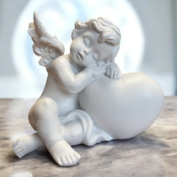 Ange blanc en résine sur cœur. H. 10 cm. LOT DE 2 ASSORTIS.