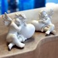 Ange blanc en résine sur cœur. H. 10 cm. LOT DE 2 ASSORTIS.