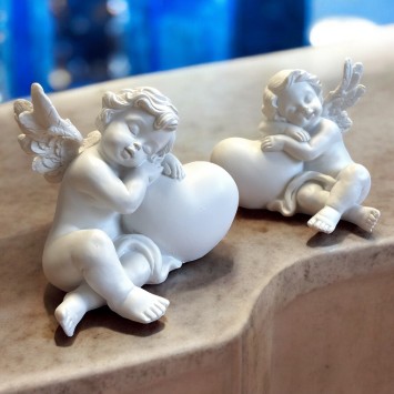Ange blanc en résine sur cœur. H. 10 cm. LOT DE 2 ASSORTIS.