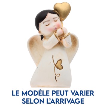 Ange en prière de couleur beige en résine. H 6 cm.