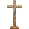 Crucifix en bois d´olivier avec Christ en métal couleur argentée sur socle.