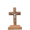 Crucifix en bois d´olivier avec Christ en métal couleur argentée sur socle.