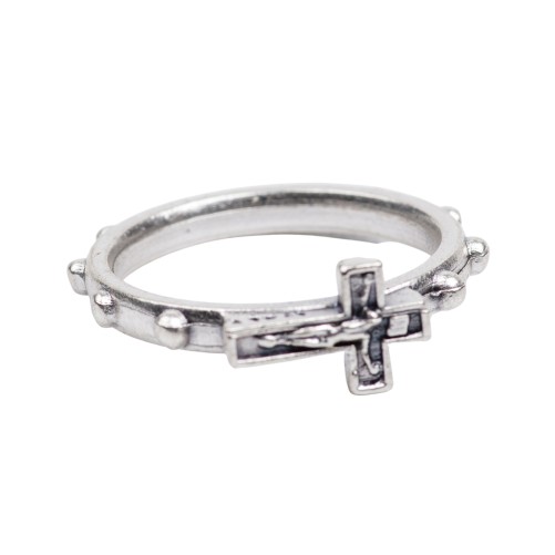 Dizainier bague en métal argenté avec croix en relief (largeur 7 mm) – Disponible en 3 tailles.