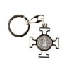 Porte-clés en métal argenté, en forme de croix de Saint Benoît émaillée plusieurs couleurs – Hauteur 4 cm..