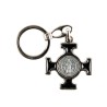 Porte-clés en métal argenté, en forme de croix de Saint Benoît émaillée plusieurs couleurs – Hauteur 4 cm..