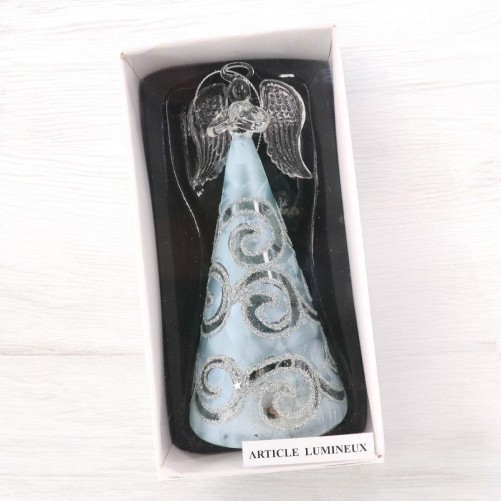 Ange en verre en prière, robe LED opaque bleuetée avec liseré pailleté. H. 15 cm. Livré en boîte.