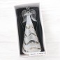 Ange en verre en priere robe lumineuse LED opaque et transparente decoree avec des motifs geometriques H. 15 cm livre en boite.