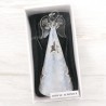 Ange en verre en prière robe lumineuse LED, opaque et transparente décorée avec des étoiles H. 15 cm, livré en boîte.