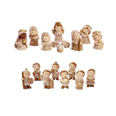 Creche enfantine de couleur beige avec 18 personnages, H. 5.8 cm (compose des references 23538 et 23002 ).