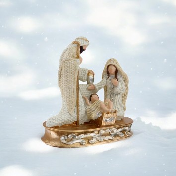 Nativité en résine couleur beige hauteur 16 cm.