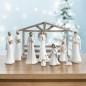 Crèche en résine de 11 personnages avec cabane H. 19.5 - 26 cm - L. 36 cm.