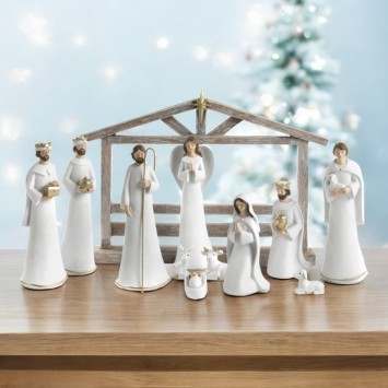 Crèche en résine de 11 personnages avec cabane H. 19.5 - 26 cm - L. 36 cm.