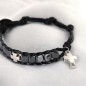 Bracelet dizainier ajustable sur corde de couleur noire avec grains carrés en hématite et croix en métal..