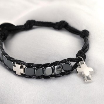 Bracelet dizainier ajustable sur corde de couleur noire avec grains carrés en hématite et croix en métal..