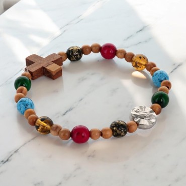 Bracelet dizainier sur élastique grains en bois et en verre multicolore Ø 7 mm avec croix en bois, résine VM.
