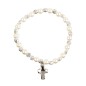 Bracelet sur élastique grains nacrés blancs Ø 6 mm, avec croix..